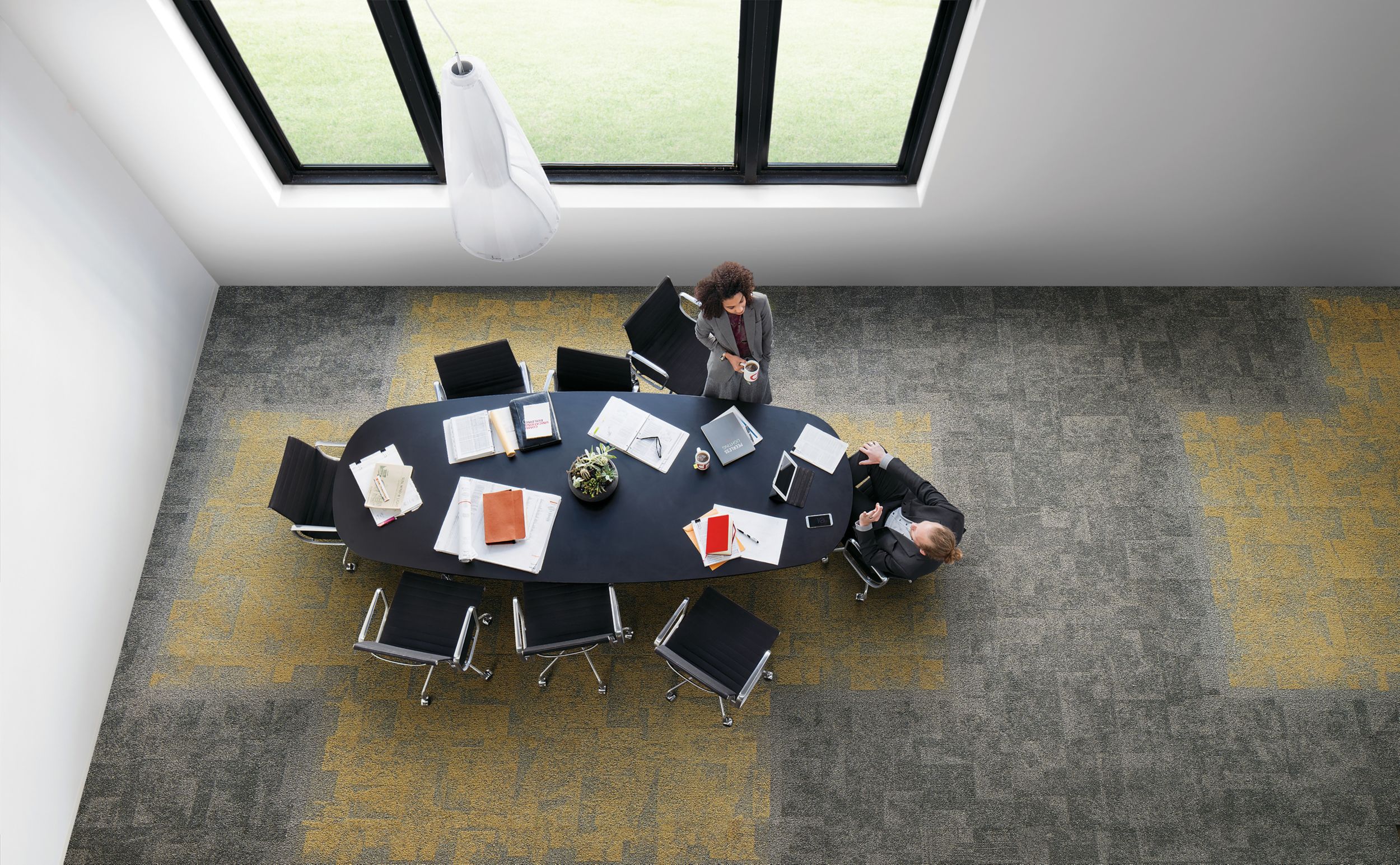 Interface Open Air 404 carpet tile in overhead view of meeting table with man and woman talking and drinking coffee imagen número 1