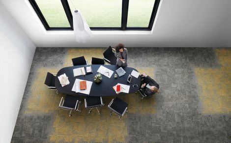 Interface Open Air 404 carpet tile in overhead view of meeting table with man and woman talking and drinking coffee imagen número 3