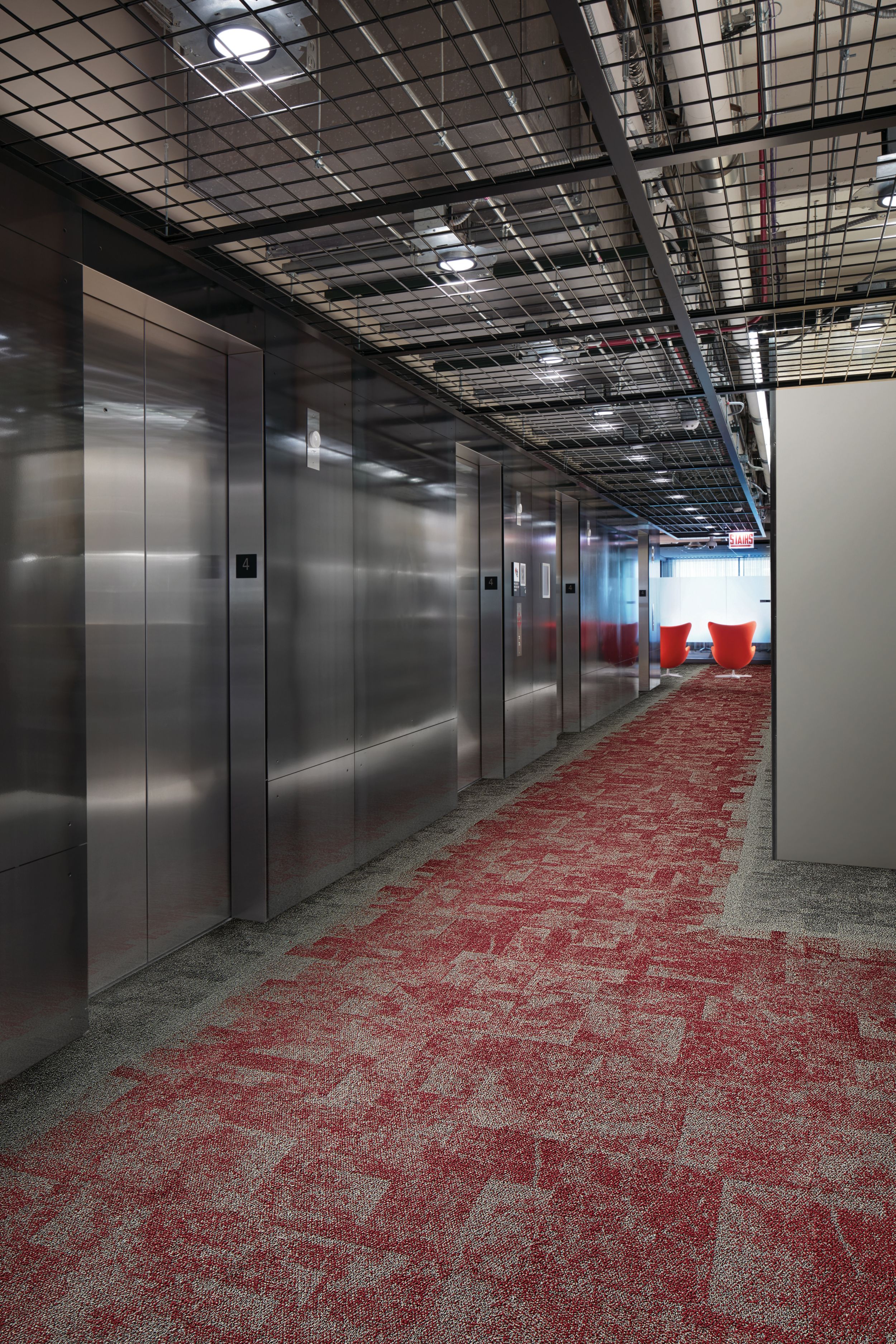 Interface Open Air 404 and Interface Open Air 404 Accent in elevator corridor afbeeldingnummer 5