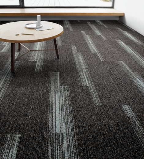 Interface Off Line plank carpet tile with small wood round table and wood built in bench numéro d’image 14