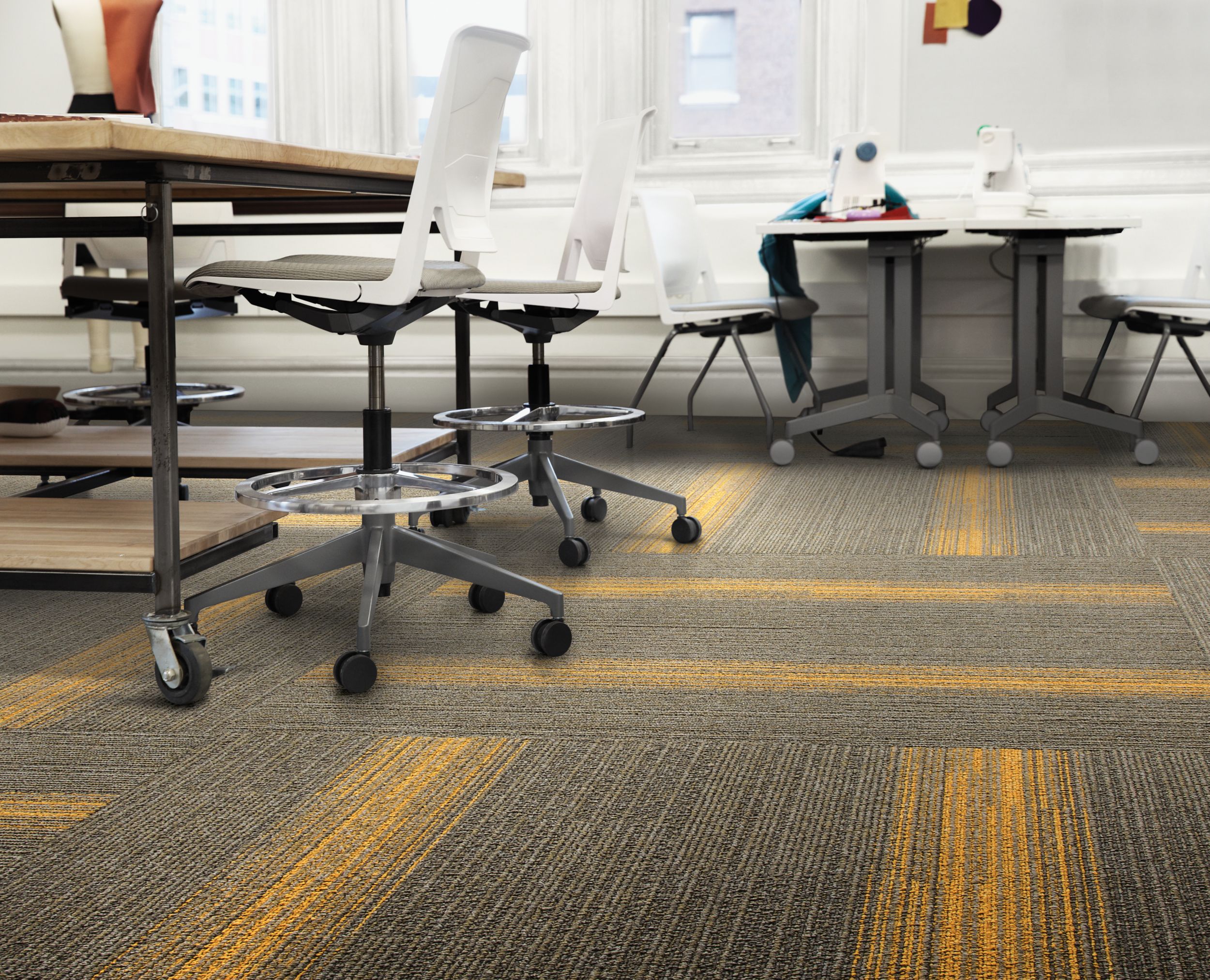 Interface Off Line plank carpet tile with sewing machines at workspaces imagen número 7