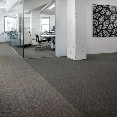 Interface Old Street carpet tile with rough white concrete colum and glass corner office Bildnummer 1