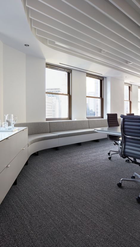 Interface Old Street carpet tile with built in corner bench and blue office chairs around meeting table Bildnummer 3