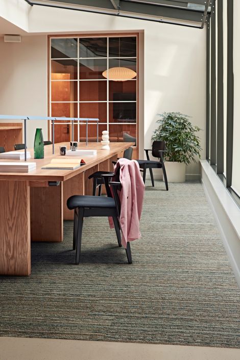Interface On an Angle plank carpet tile with nora by Interface norament kivo rubber flooring in public space imagen n&uacute;mero 4