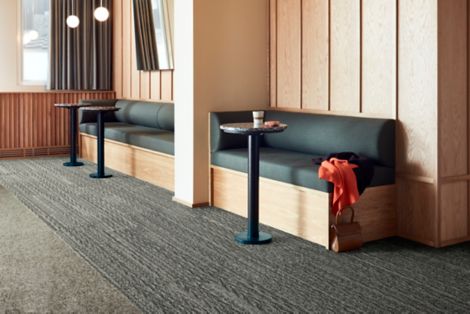 Interface On an Angle plank carpet tile with In the Mix LVT in lounge area imagen n&uacute;mero 3