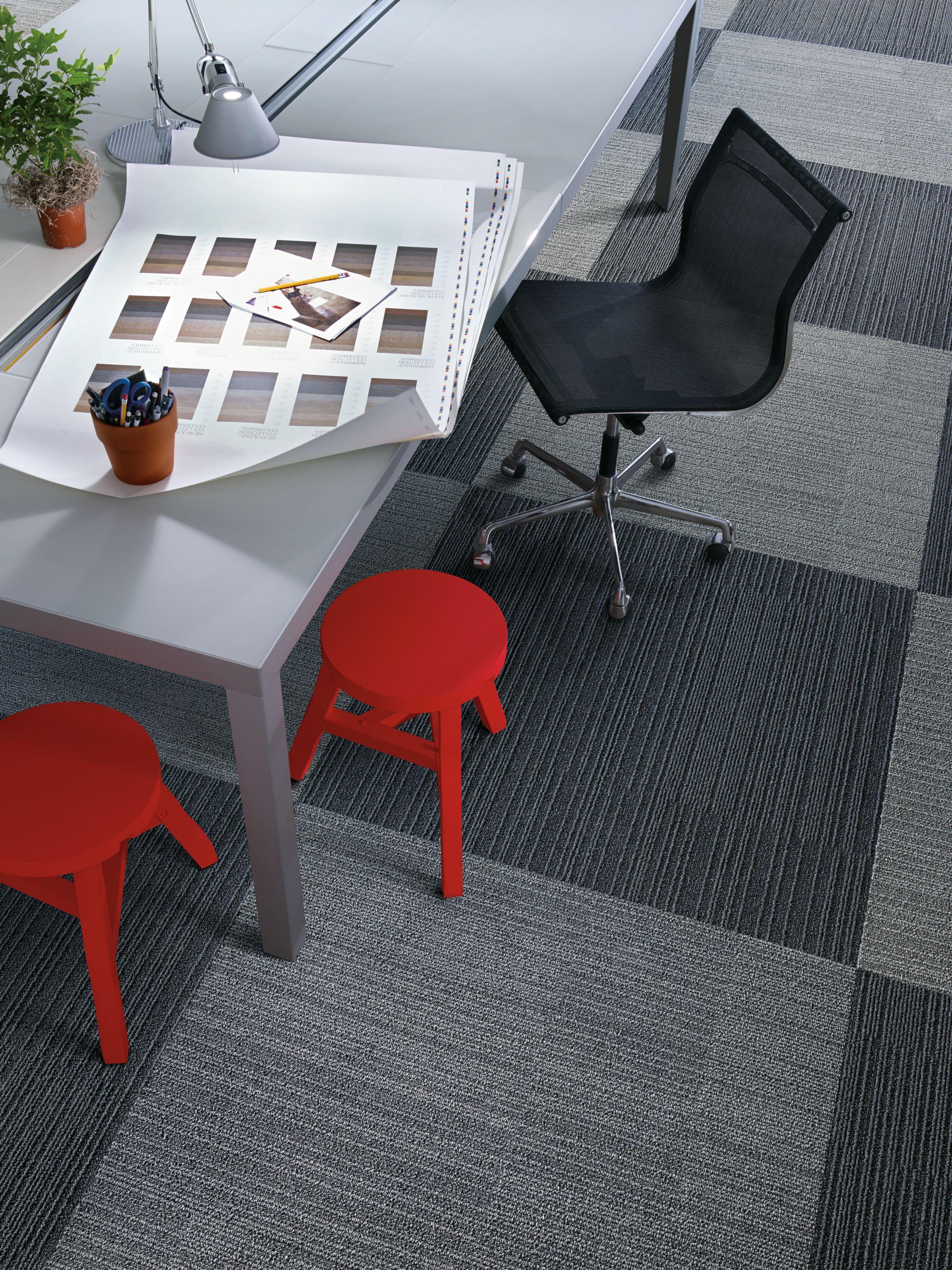 Interface On Line plank carpet tile with desk with color palettes and two red stools imagen número 3