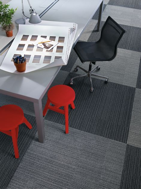 Interface On Line plank carpet tile with desk with color palettes and two red stools numéro d’image 3