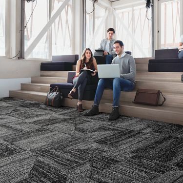 Interface Open Air 403 carpet tile with group working on built in wood stairs numéro d’image 1