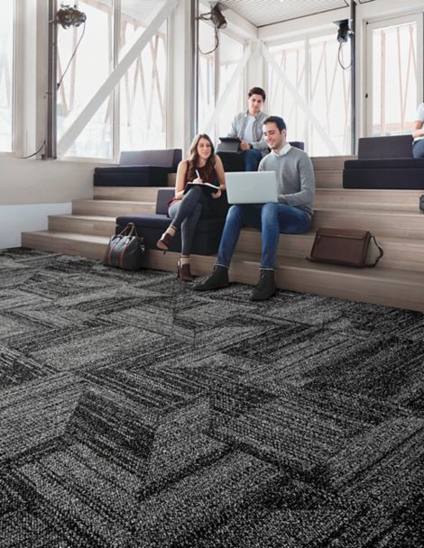 Interface Open Air 403 carpet tile with group working on built in wood stairs imagen n&uacute;mero 3