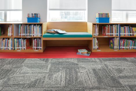 Interface Open Air 403 carpet tile in library with reading bench and childrens books Bildnummer 4