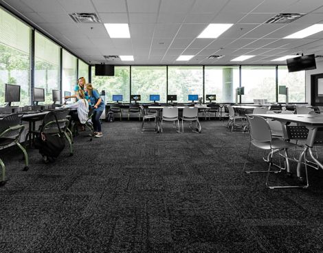 Interface Open Air 405 carpet tile in computer lab or classroom número de imagen 2
