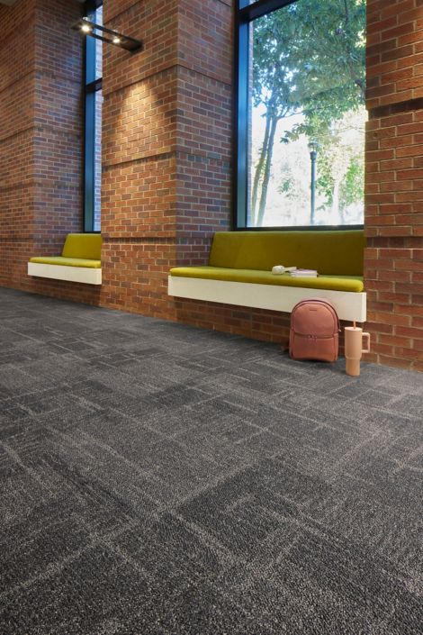 Interface Cornerstones carpet tile in public space seating area with exposed brick num&eacute;ro d&rsquo;image 3