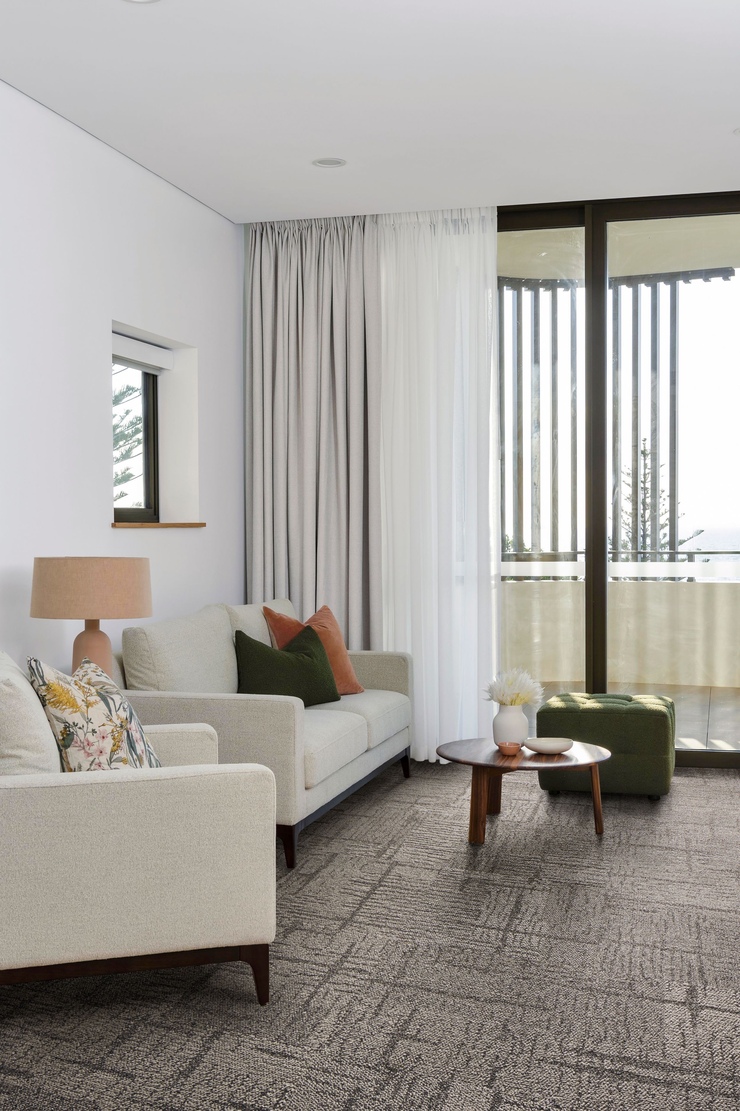 Interface Cornerstones carpet tile in residential living area or waiting area num&eacute;ro d&rsquo;image 4