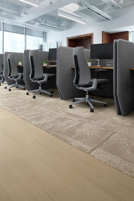 Interface Pillars carpet tile with On Grain plank LVT in open office imagen n&uacute;mero 4