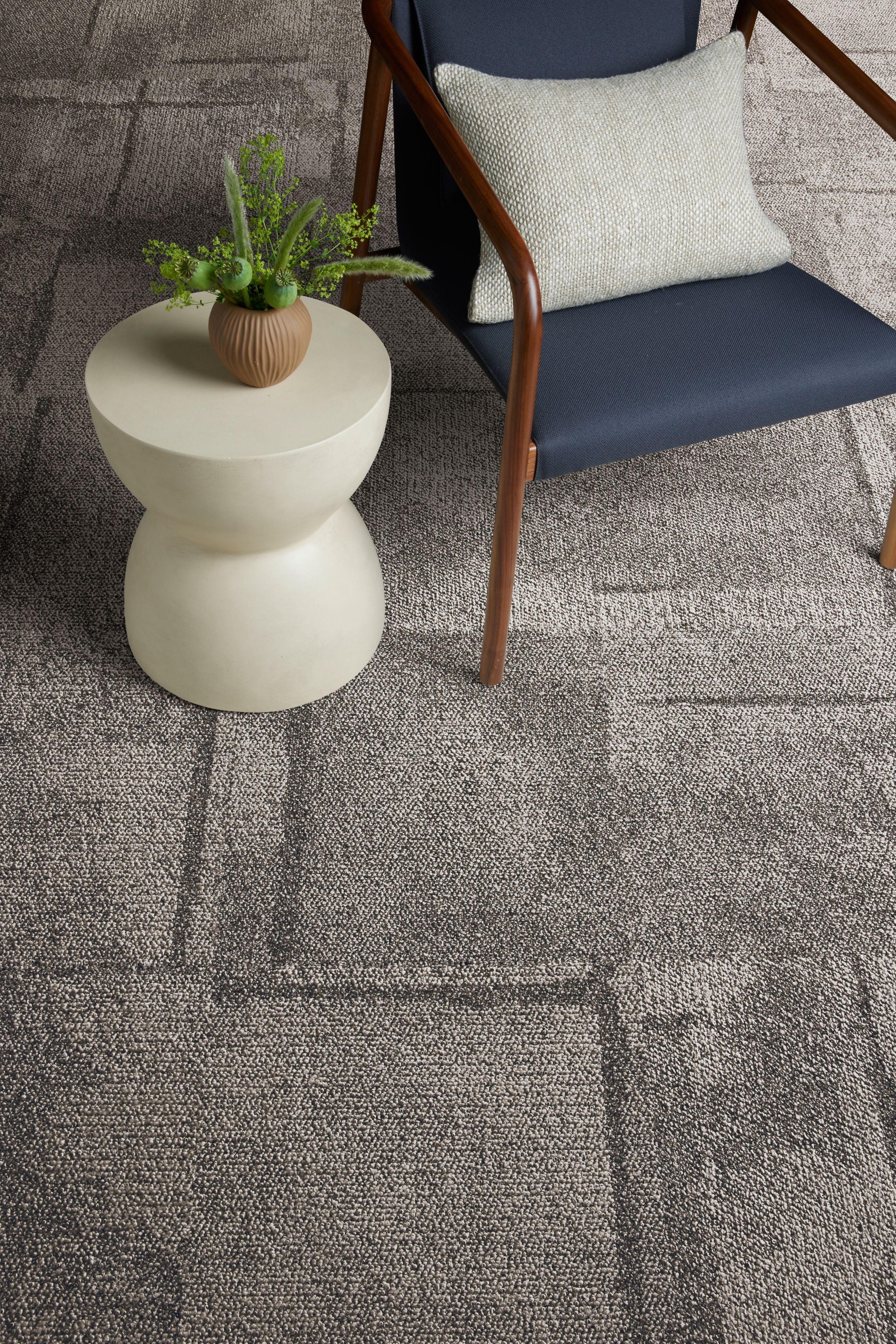 Close-up of Interface Pillars carpet tile in waiting area imagen n&uacute;mero 2