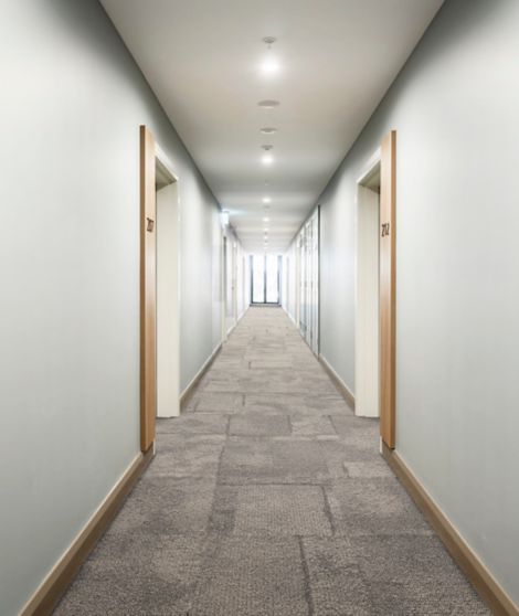 Interface Pillars carpet tile in corridor imagen n&uacute;mero 5