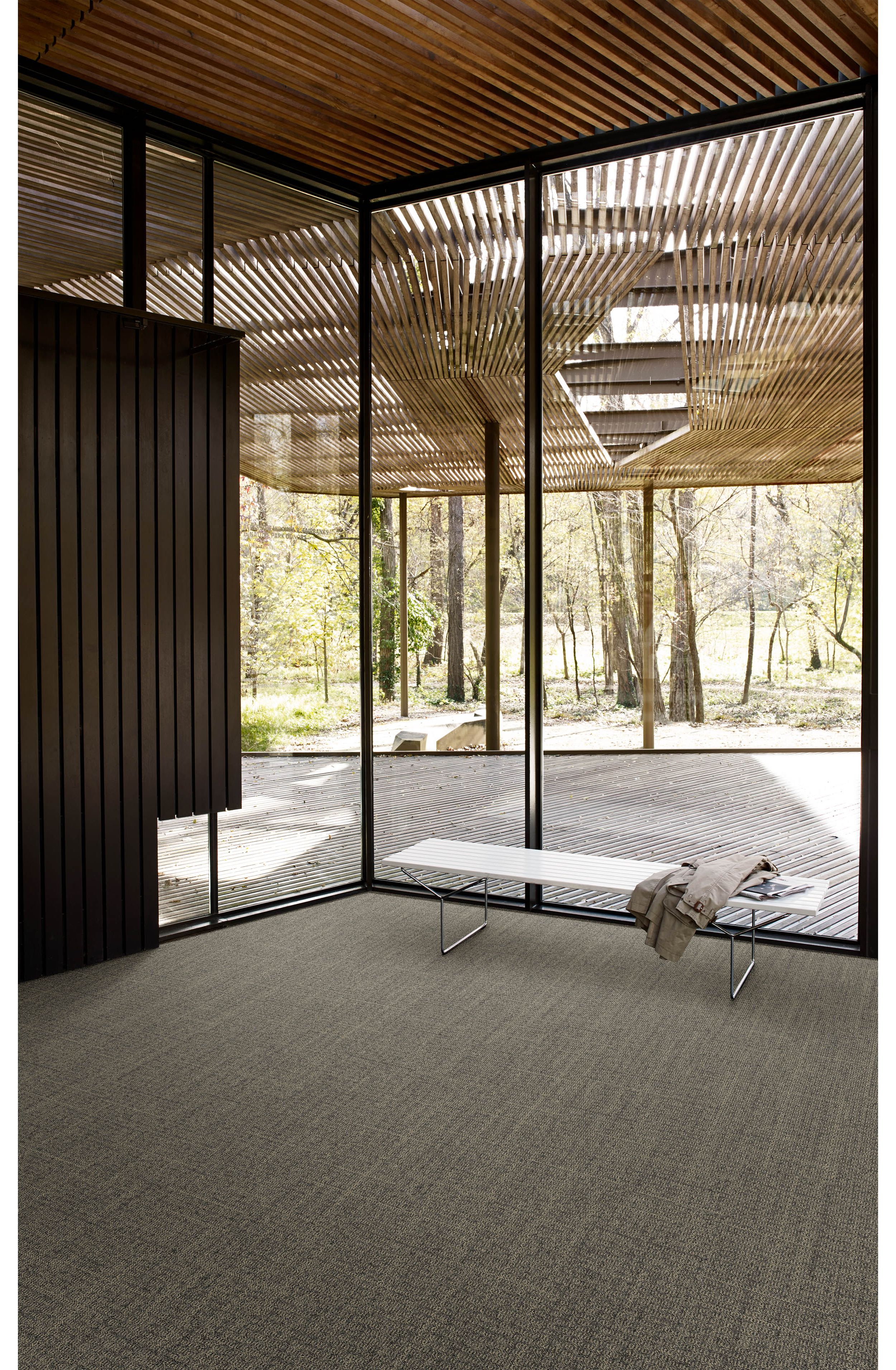 Interface Open Air 401 plank carpet tile with small white bench and wood slat ceiling afbeeldingnummer 3