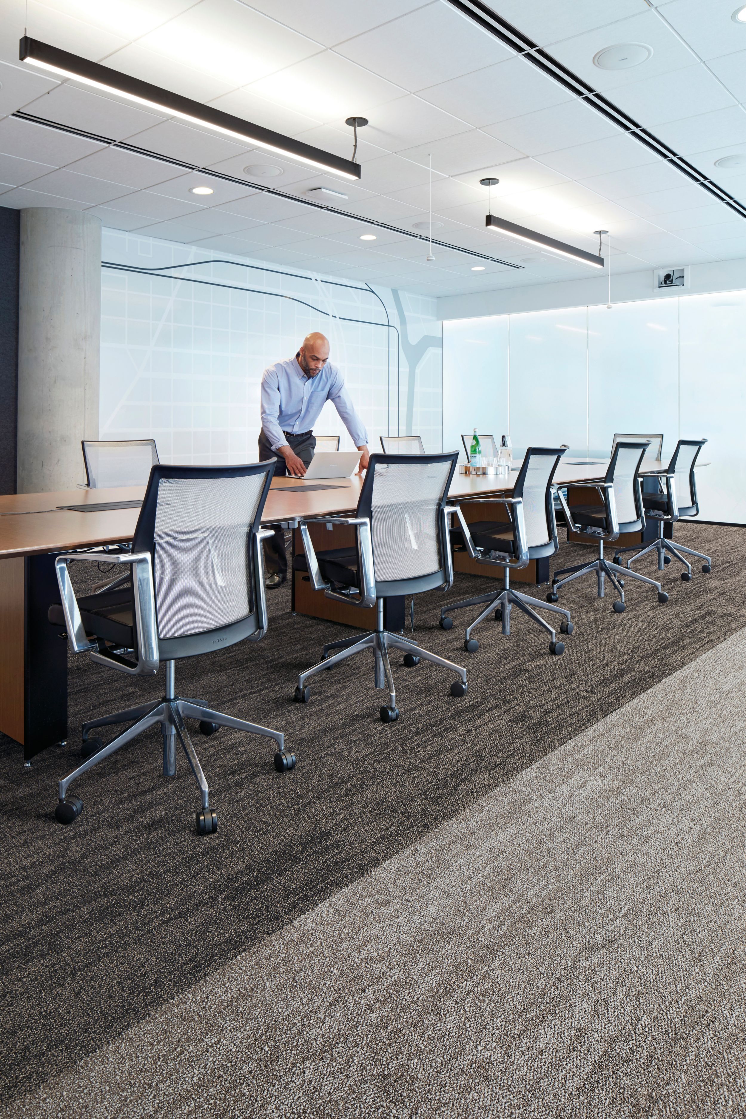 Interface Open Air 402 plank carpet tile with man working on laptop at conference table imagen número 1