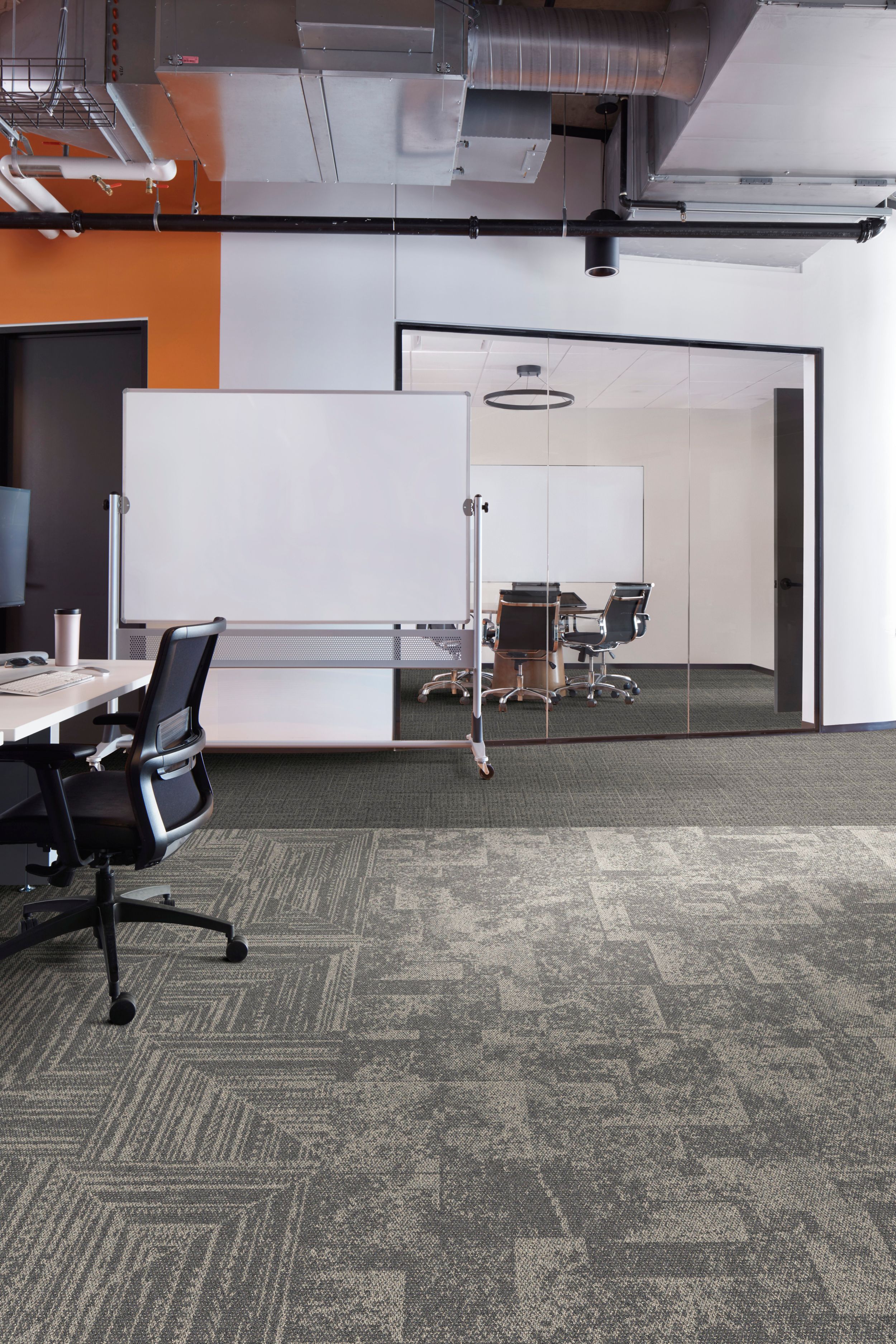 Interface Open Air 401 plank carpet tile in office space with rolling whiteboard and meeting room in background imagen número 4