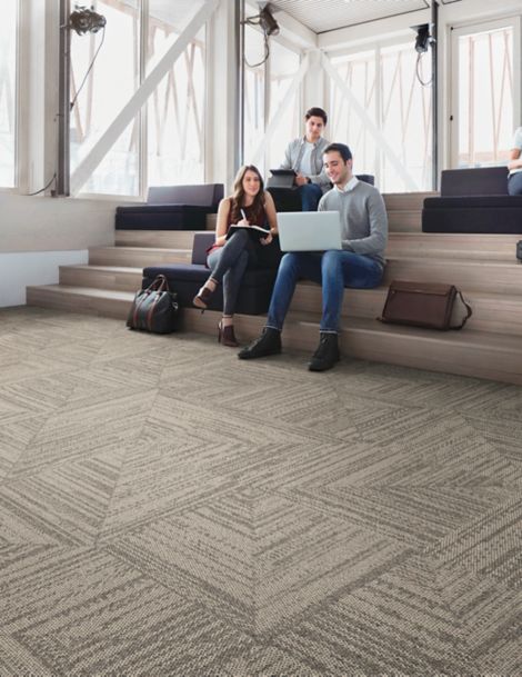 Interface Open Air 403 carpet tile in public space with people seated on stiars 图像编号 3