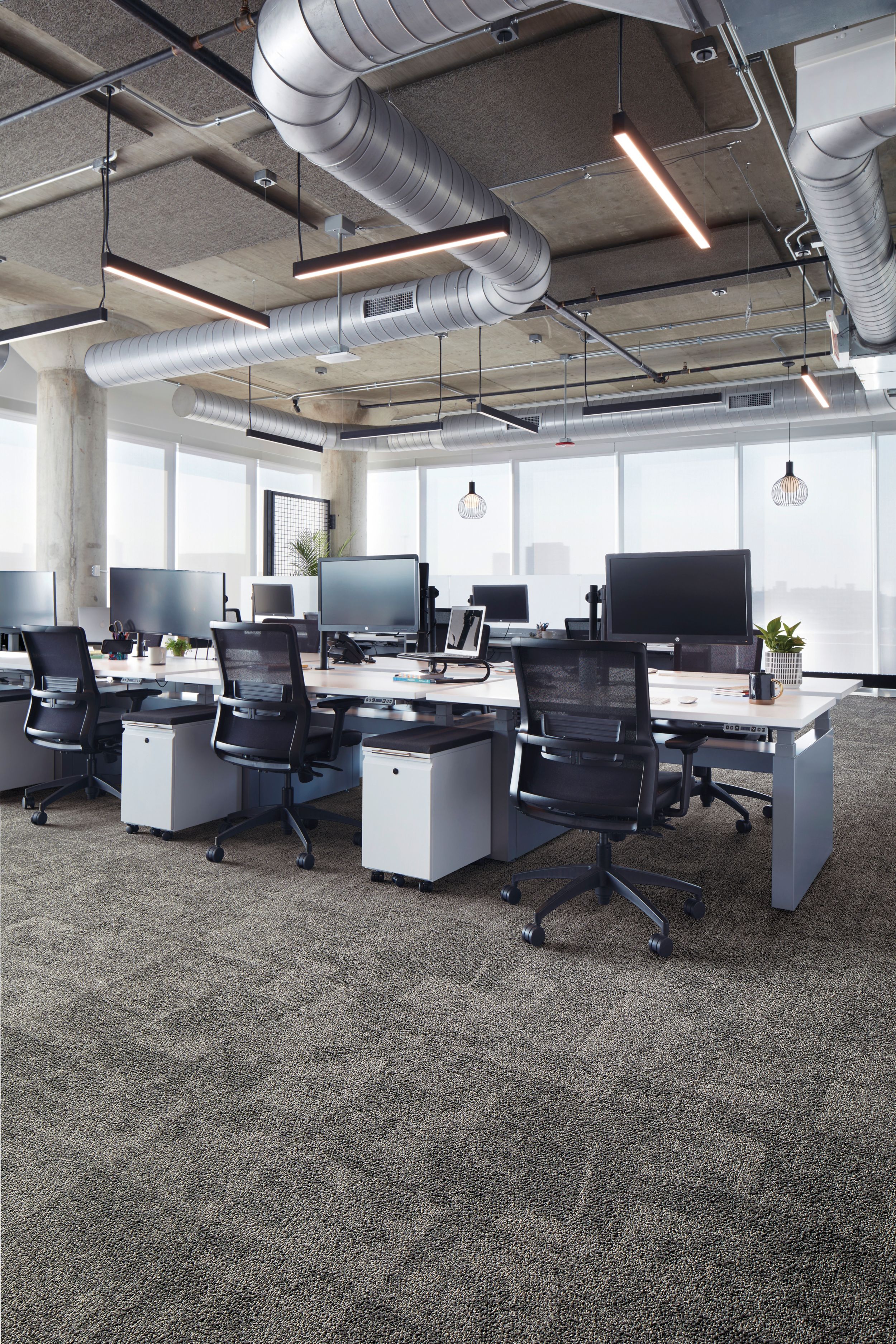 Interface Open Air 404 carpet tile in open office with desks and chairs afbeeldingnummer 1