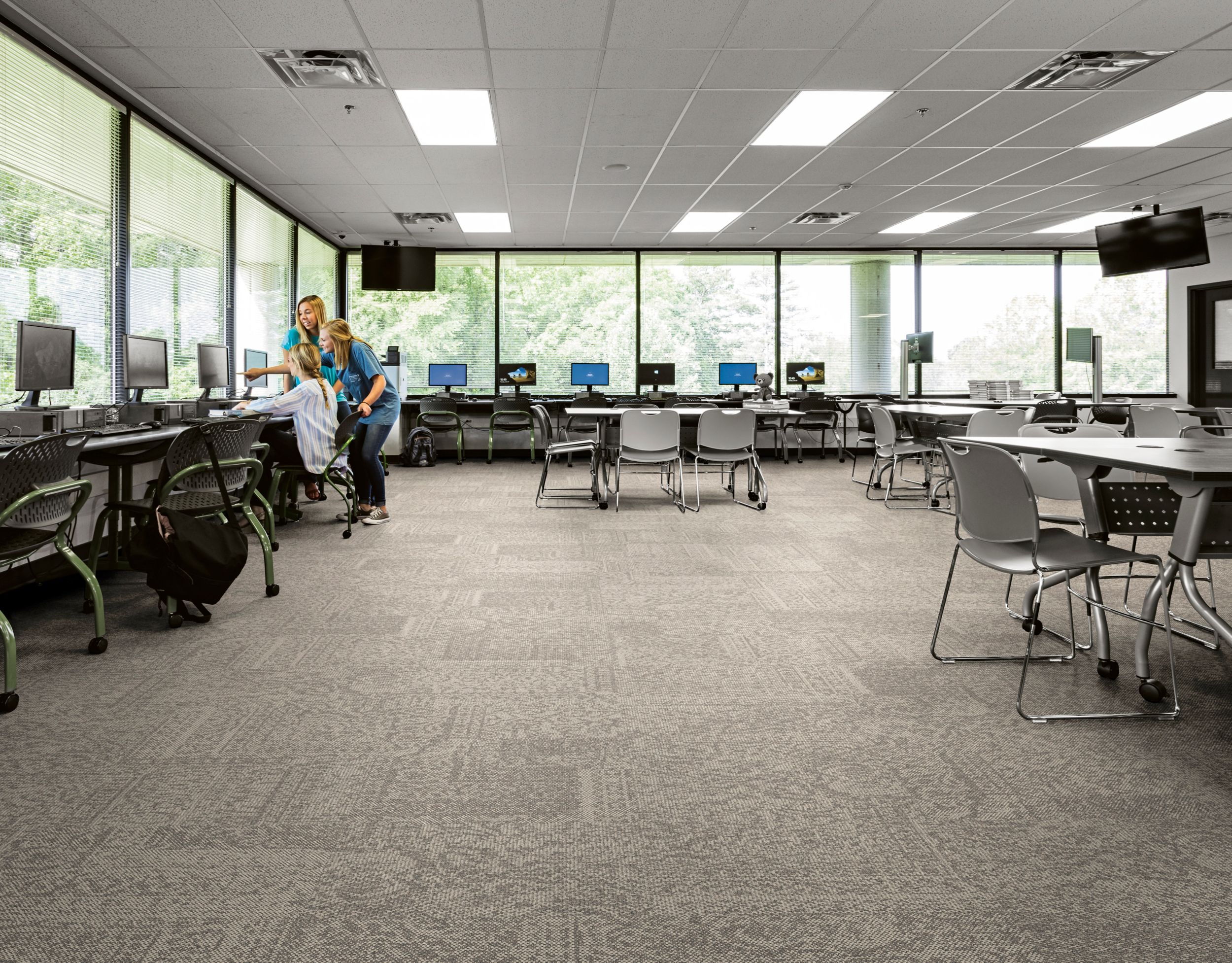 Interface Open Air 405 carpet tile in classroom 图像编号 3