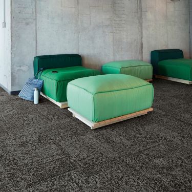 Interface Open Air 405 carpet tile with cement wall and green puffy chairs and ottomans afbeeldingnummer 1