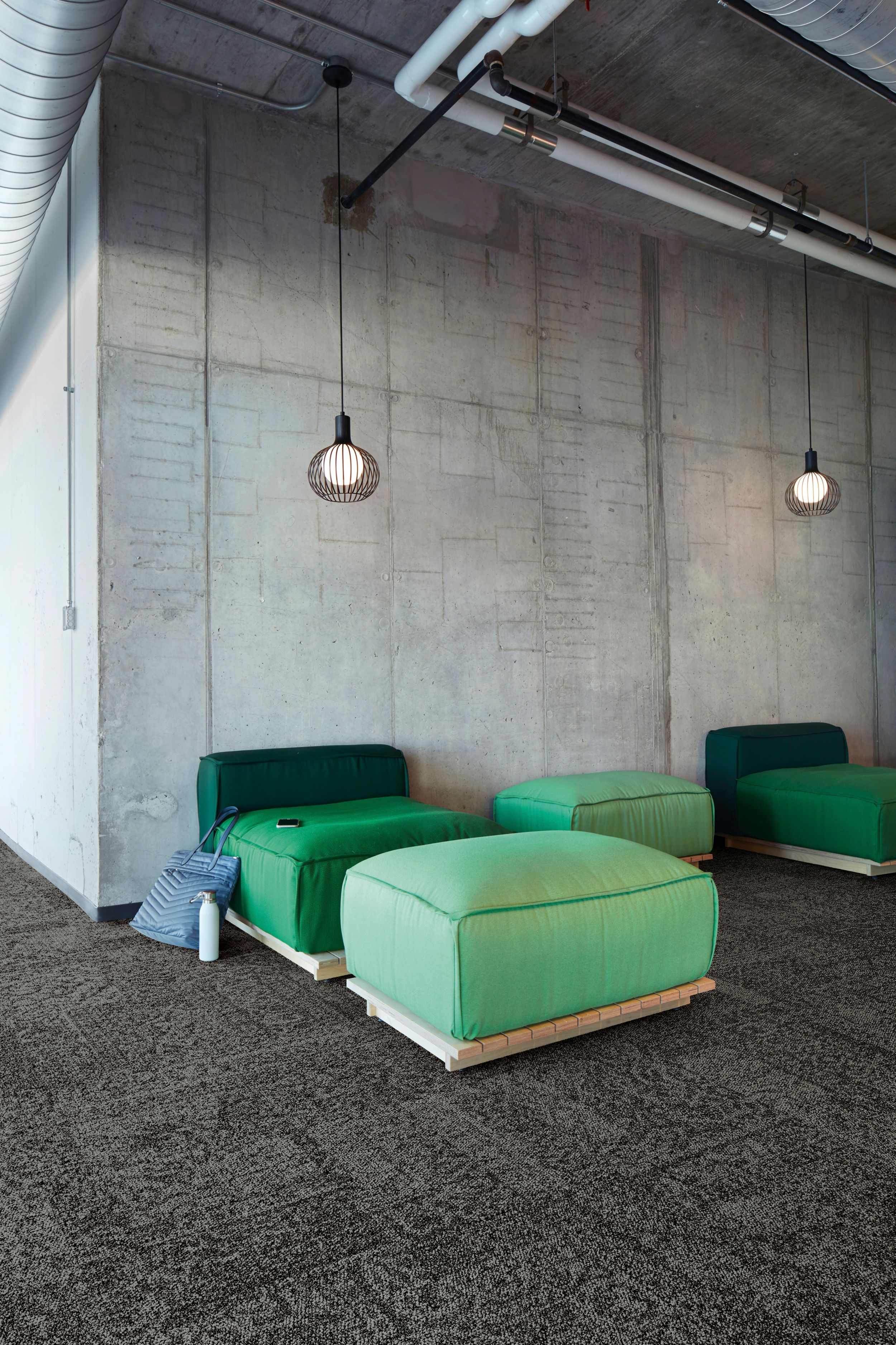 Interface Open Air 405 carpet tile with cement wall and green puffy chairs and ottomans afbeeldingnummer 1