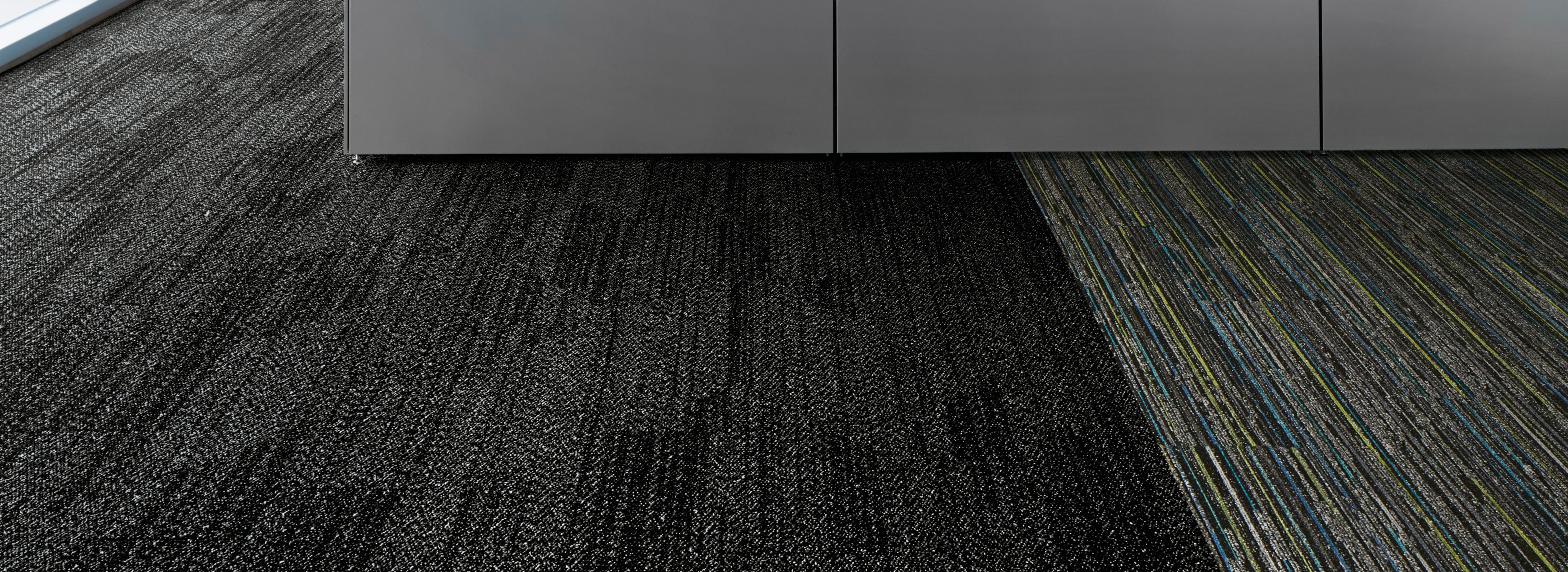 Interface Open Air 408 plank carpet tile in open workstations with frosted glass dividers imagen número 1