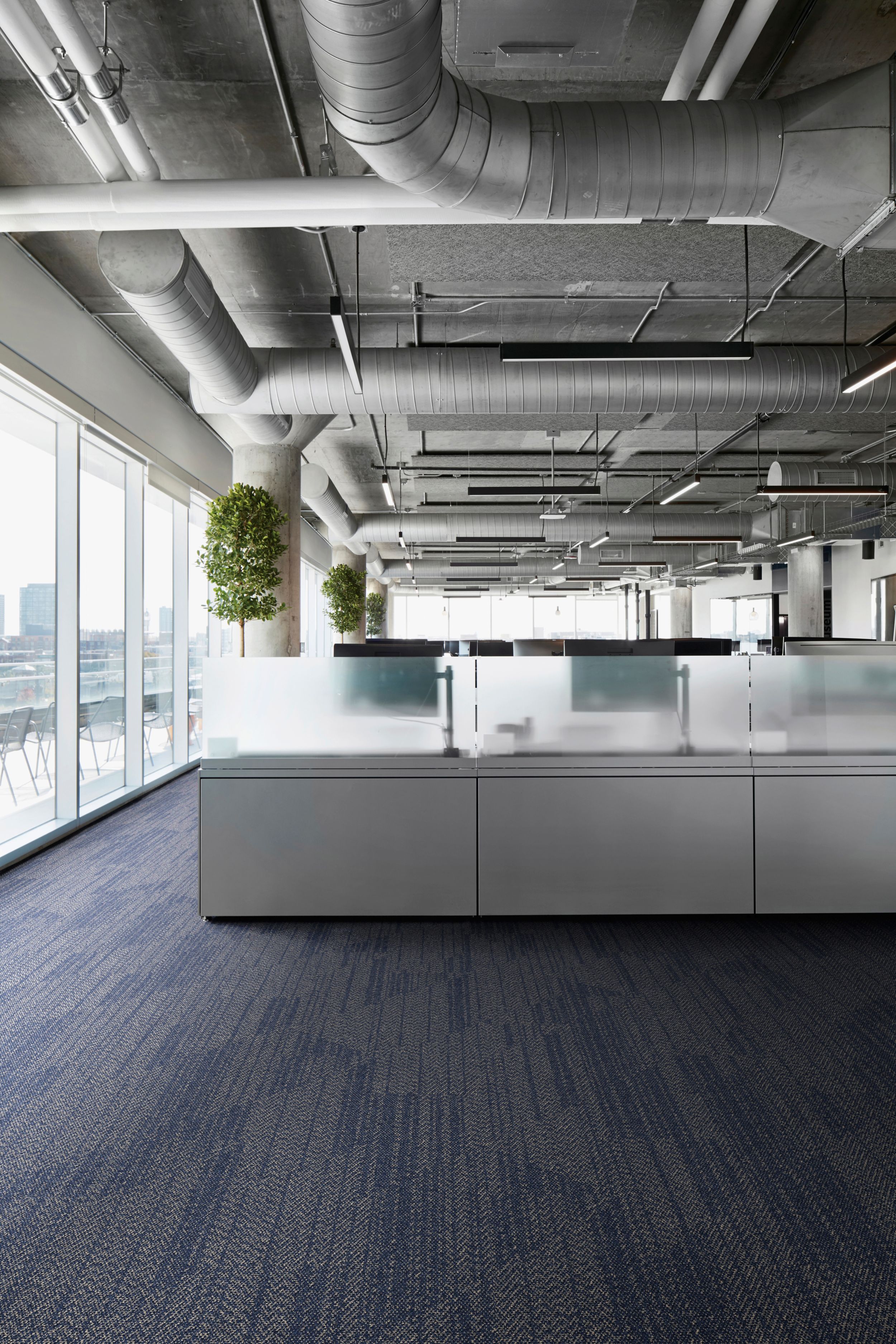 Interface Open Air 408 plank carpet tile in open office 图像编号 4