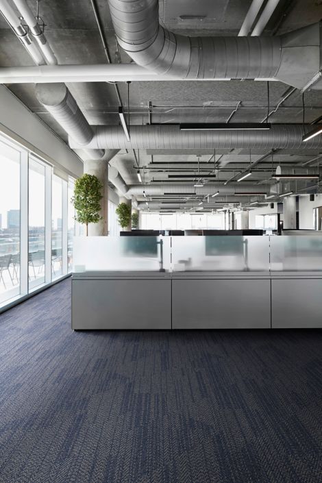 Interface Open Air 408 plank carpet tile in open office 图像编号 4