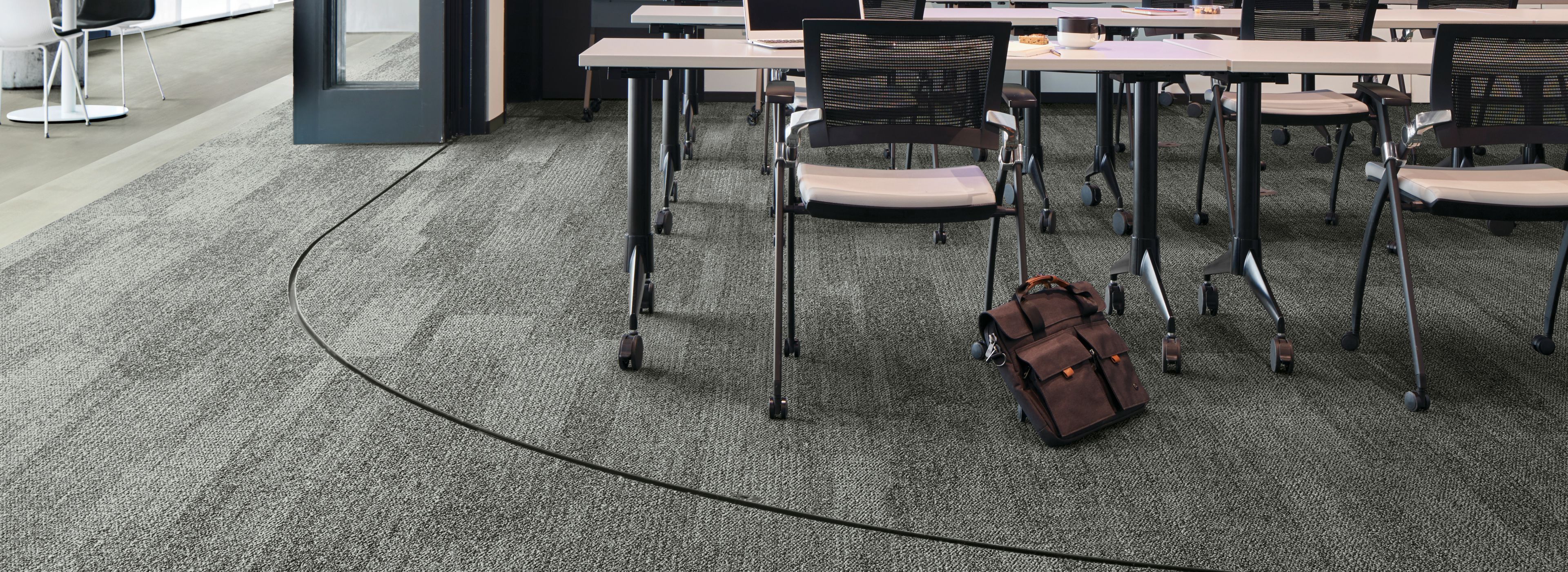 Interface Open Air 410 plank carpet tile in open conference room with satchel leaning on chair imagen número 1