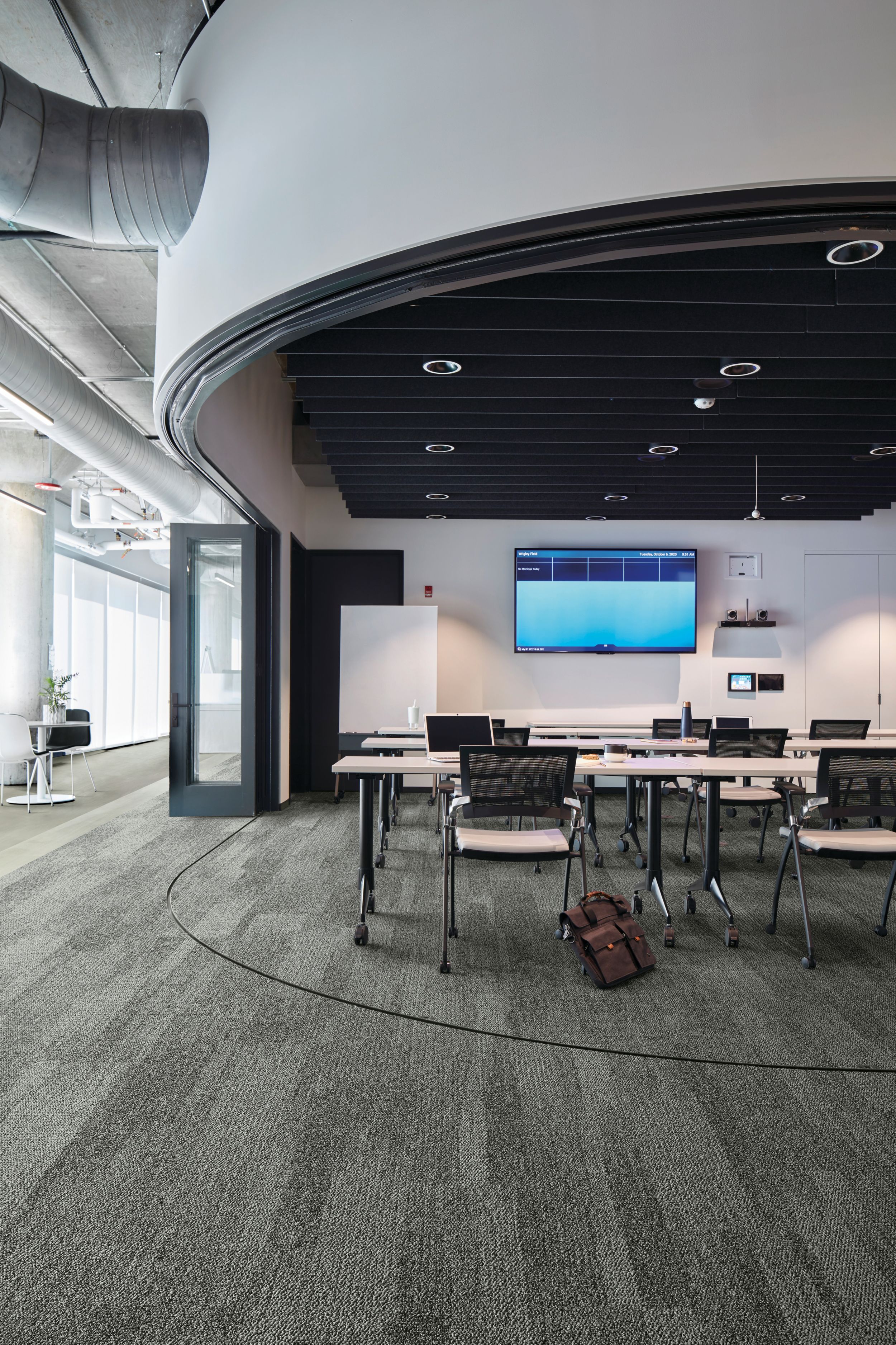 Interface Open Air 410 plank carpet tile in open conference room with satchel leaning on chair imagen número 5