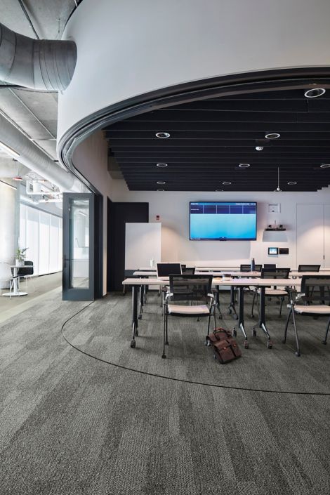 Interface Open Air 410 plank carpet tile in open conference room with satchel leaning on chair num&eacute;ro d&rsquo;image 5