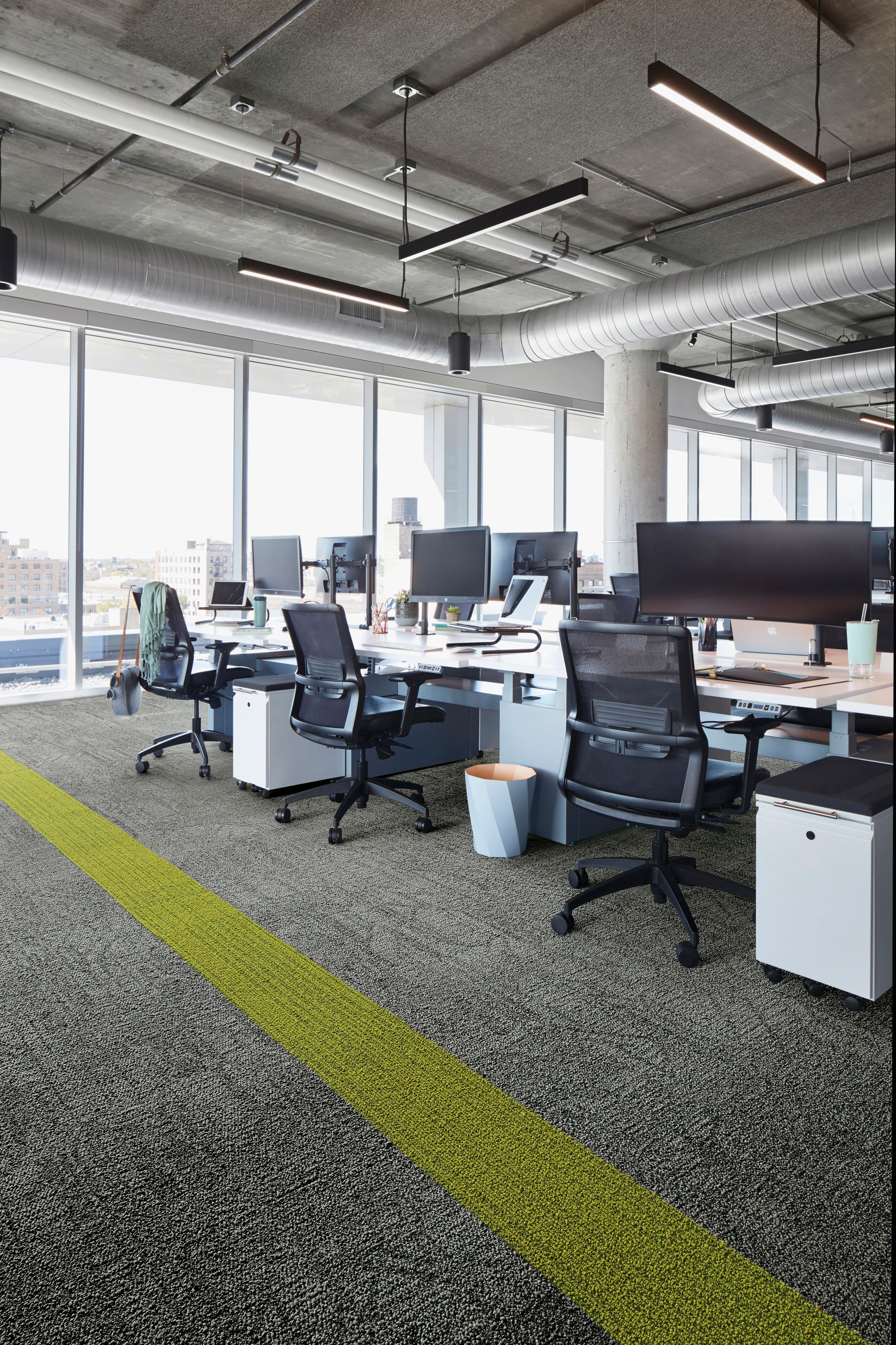 Interface Open Air 411 plank carpet tile with multiple open work stations numéro d’image 1
