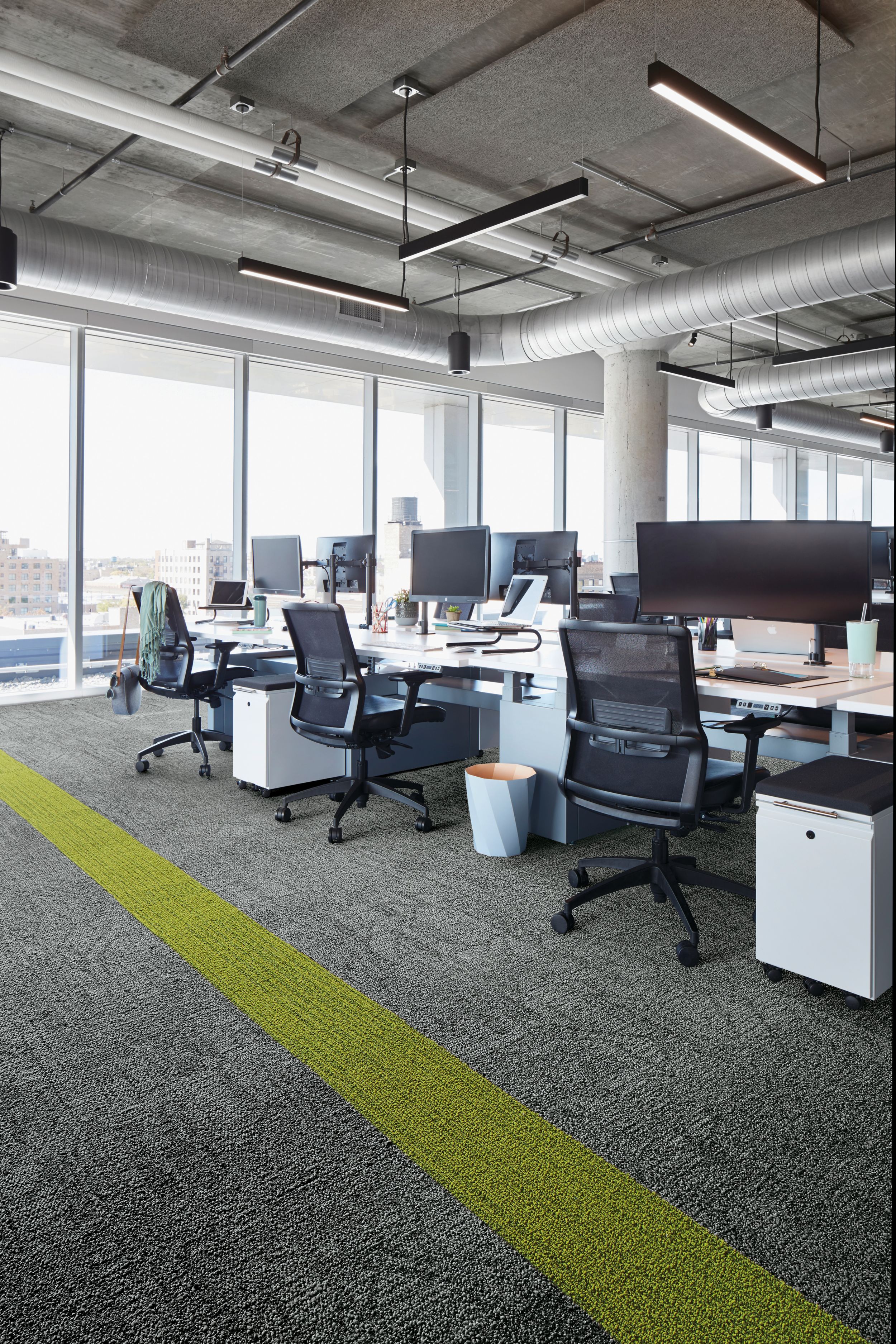 Interface Open Air 411 plank carpet tile with multiple open work stations numéro d’image 1