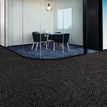 Interface AE317 plank carpet tile in enclosed meting room with Open Air 412 carpet tile in foreground numéro d’image 1