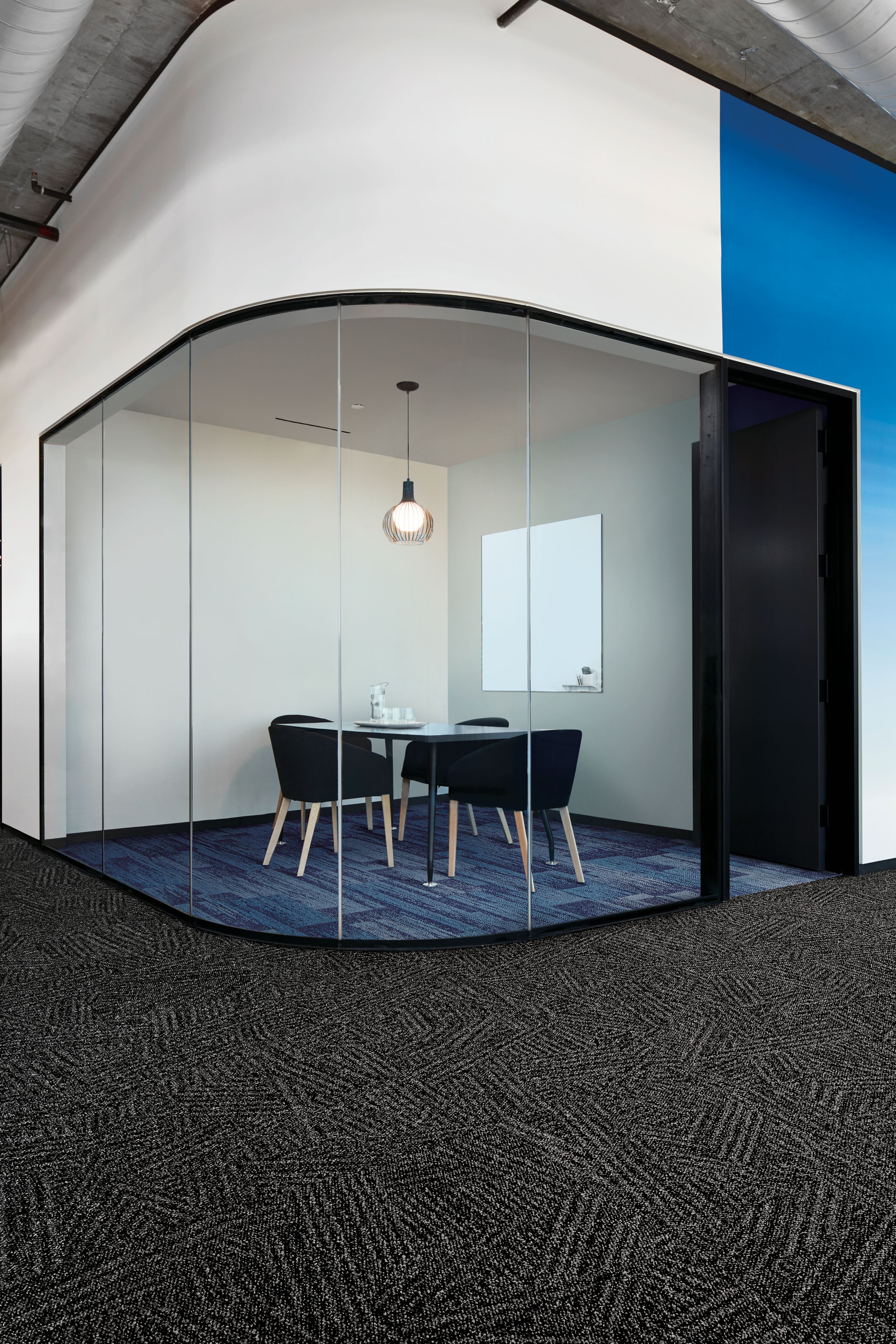 Interface AE317 plank carpet tile in enclosed meting room with Open Air 412 carpet tile in foreground imagen número 1