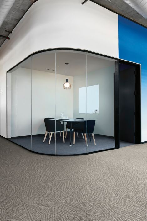 Interface Open Air 412 carpet tile with Open Ended plank carpet tile in workplace corridor and meeting room 图像编号 3