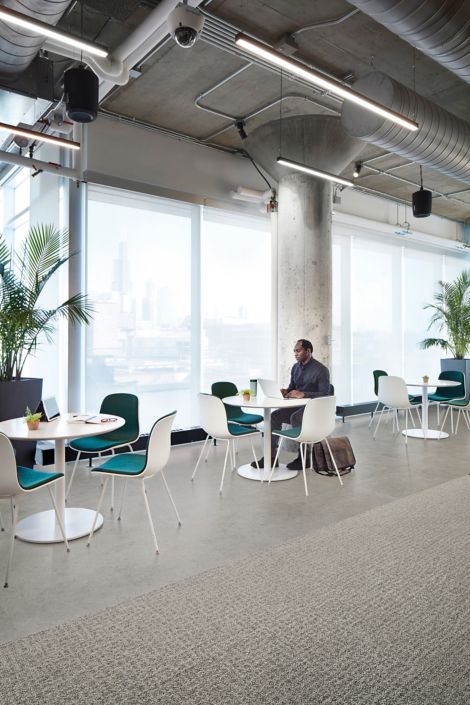 Interface Open Air 415 carpet tile in dining space with man working on laptop at white table imagen n&uacute;mero 4