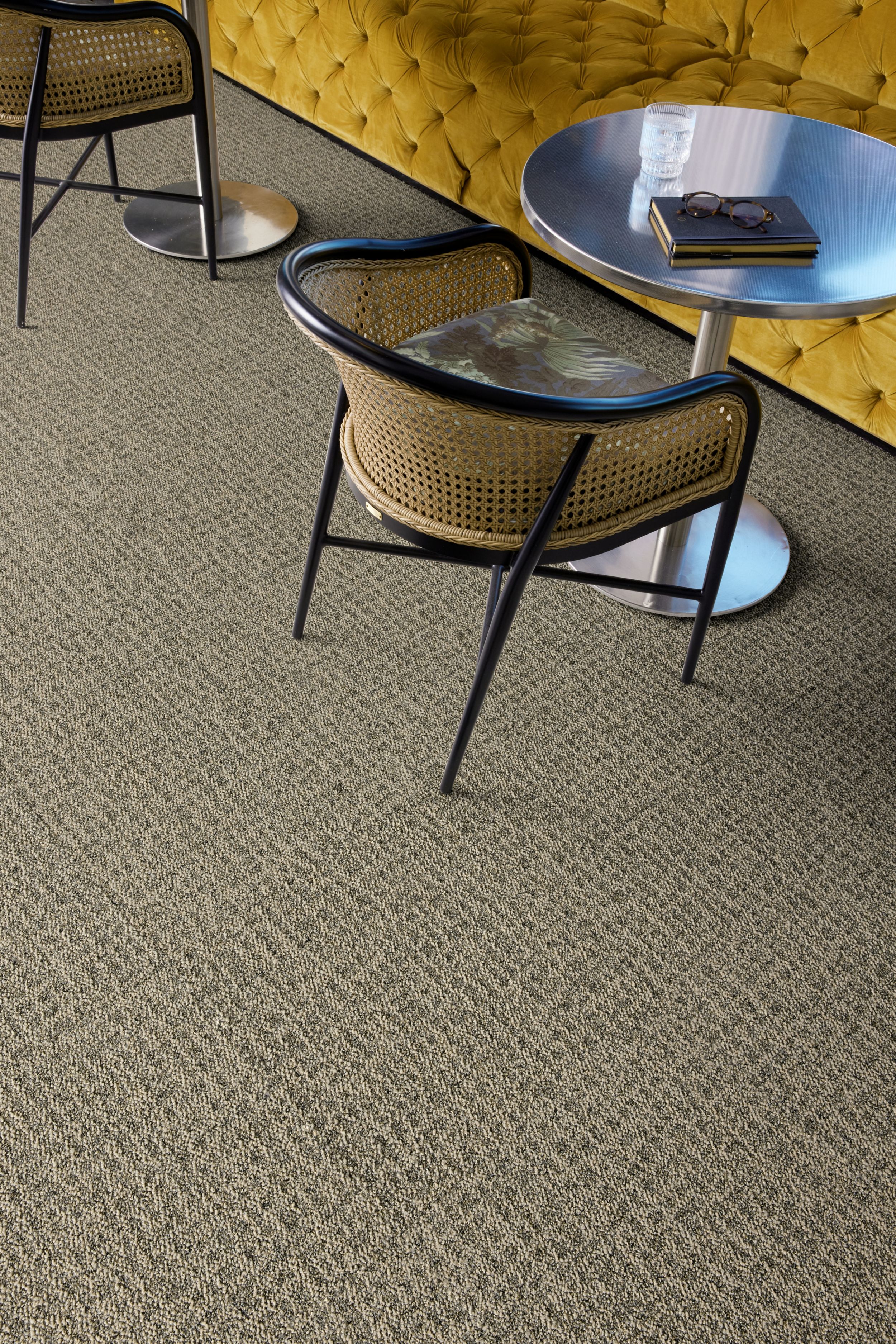 Interface Open Air 415 carpet tile in collaborative space imagen n&uacute;mero 2