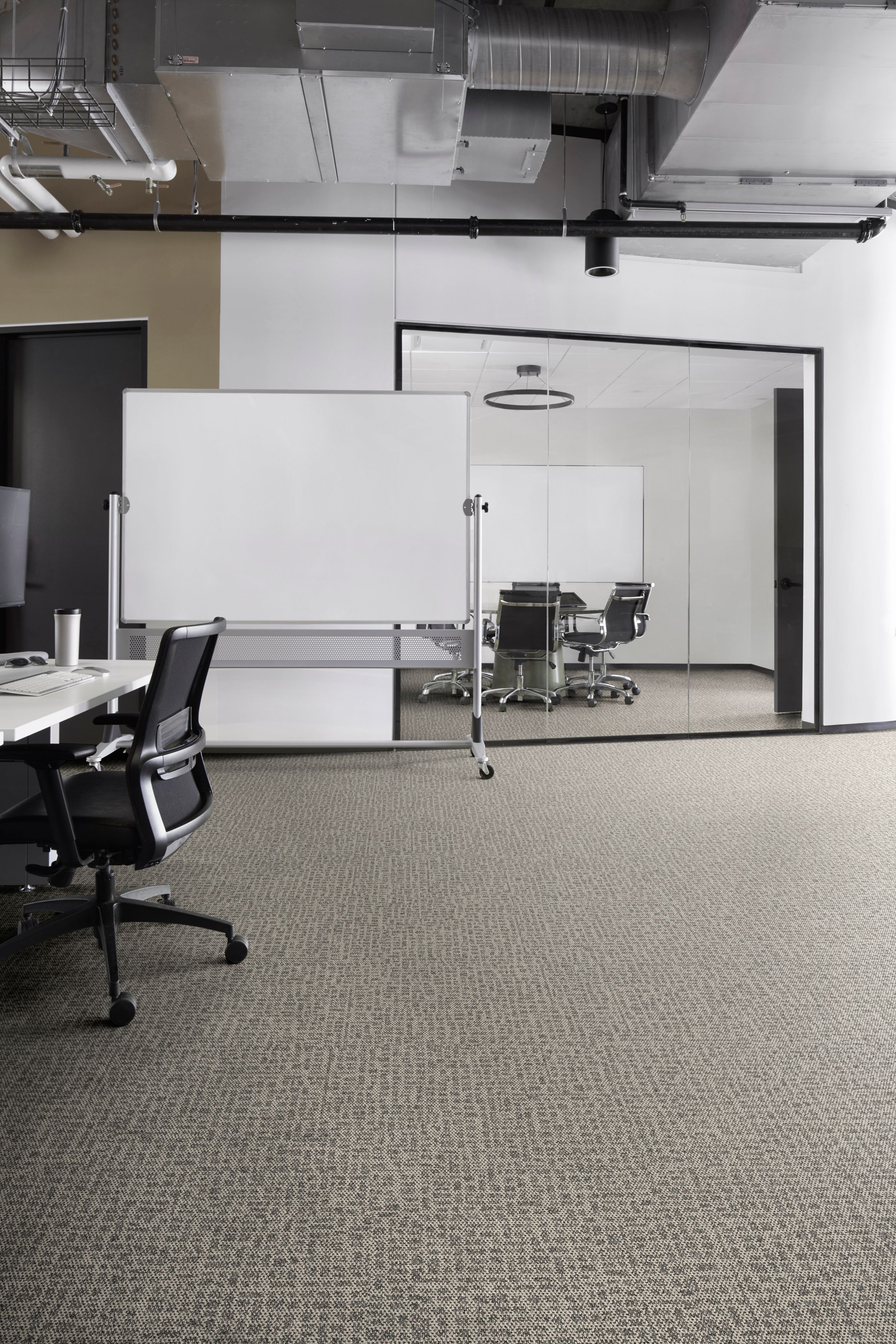 Interface Open Air 415 carpet tile in open office and meeting room 图像编号 4