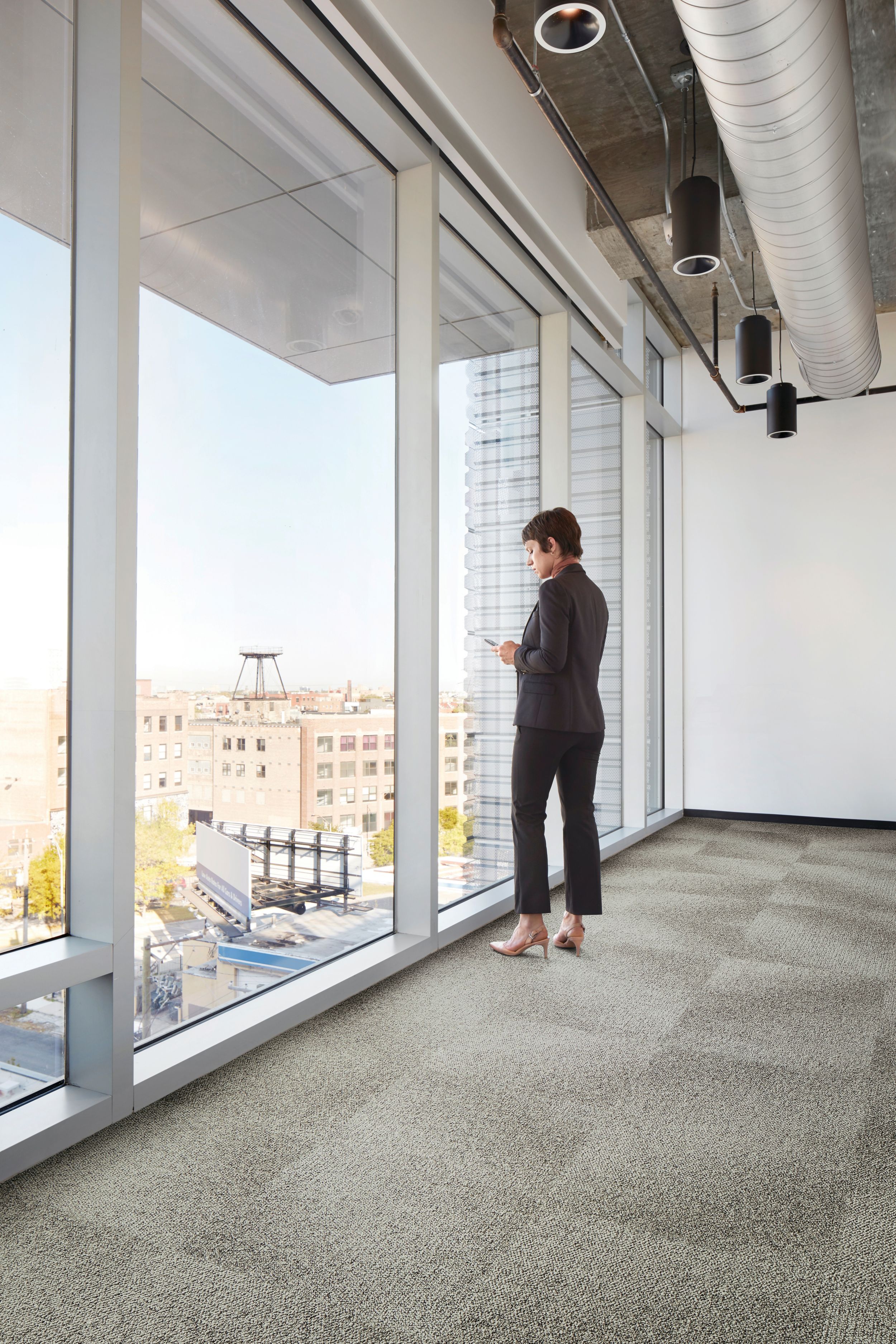 Interface Open Air 416 carpet tile with woman staring out of corner floor to ceiling window numéro d’image 1