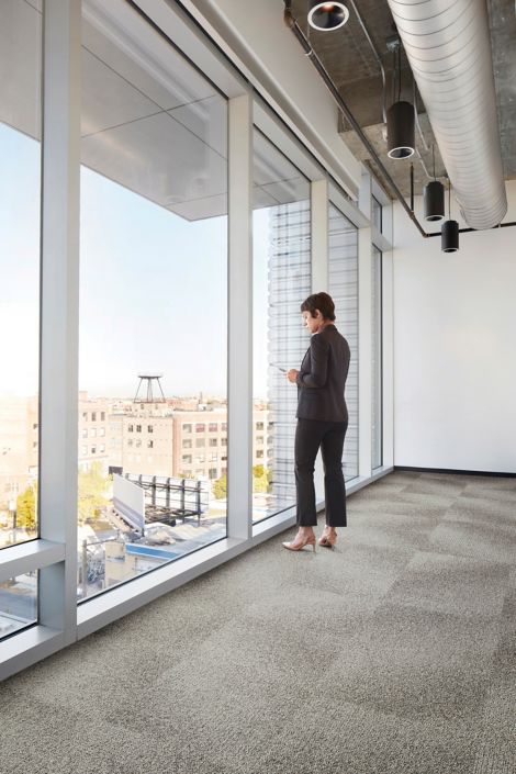 Interface Open Air 416 carpet tile with woman staring out of corner floor to ceiling window imagen n&uacute;mero 3