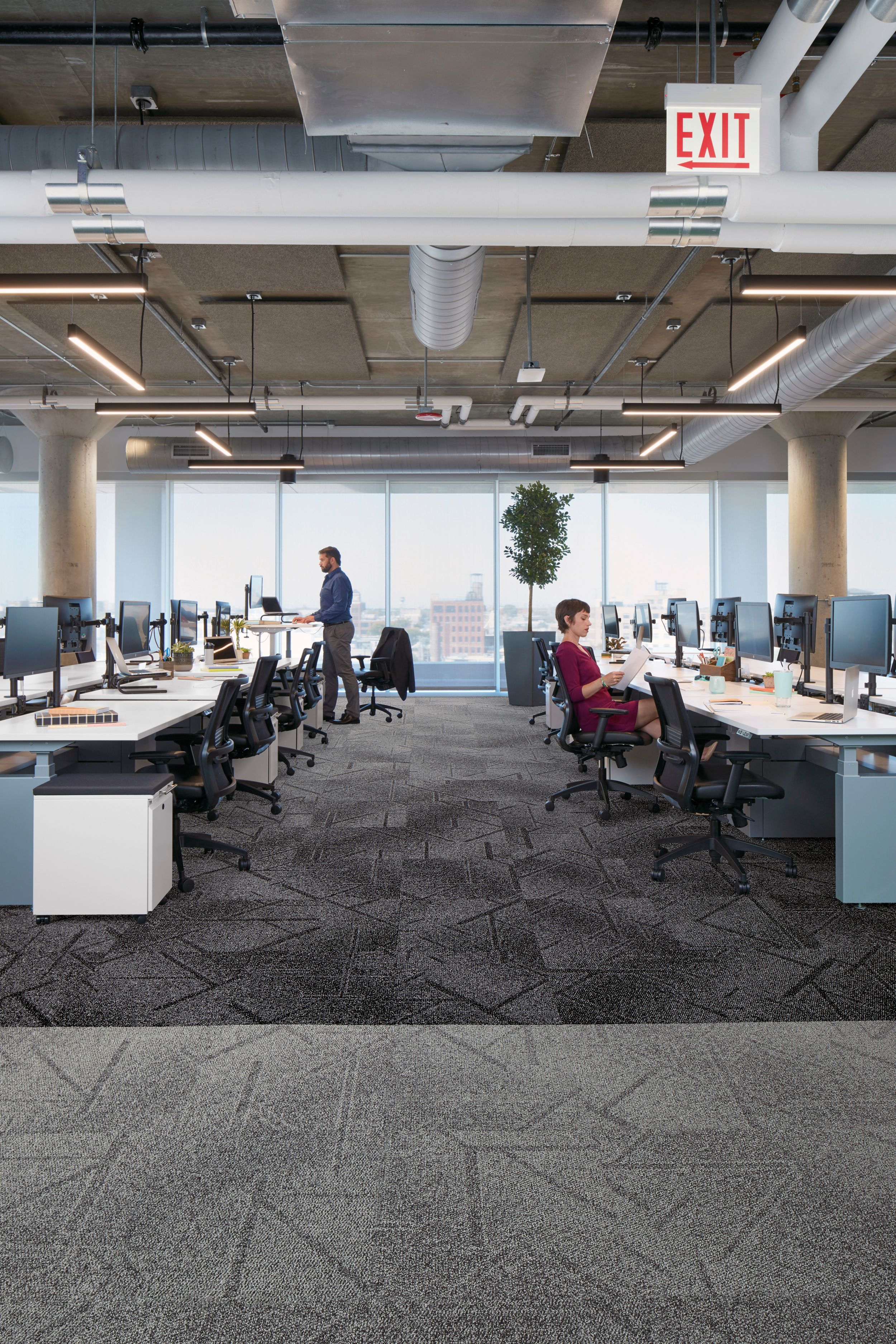 Interface Open Air 417 carpet tile in open office image number 3