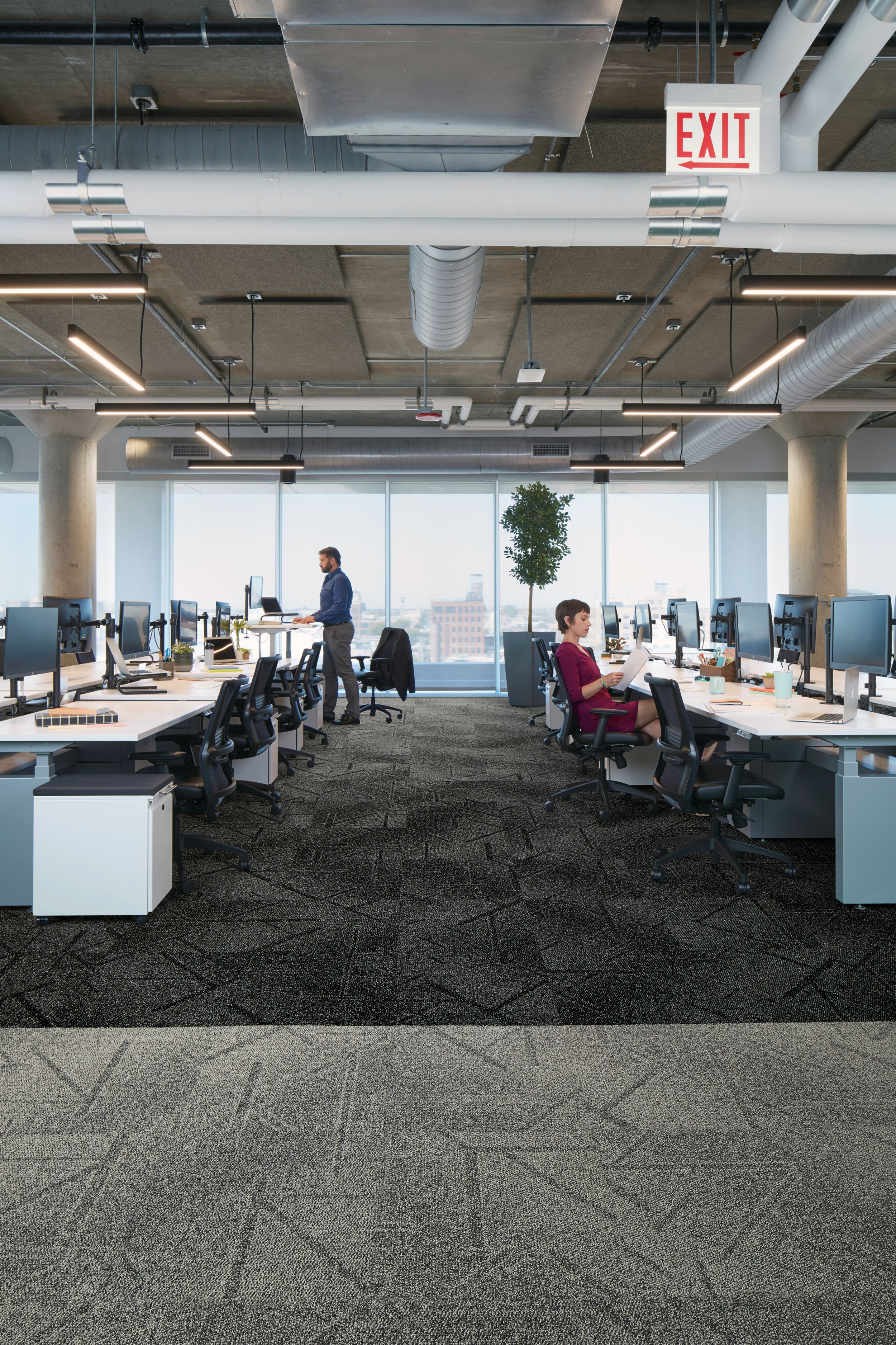 Interface Open Air 417 carpet tile in open workstation area with man working at standing desk imagen número 4