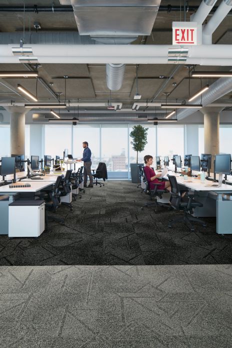 Interface Open Air 417 carpet tile in open workstation area with man working at standing desk imagen número 1