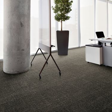 Interface Open Air 418 carpet tile with cement column and rolling white board imagen número 1