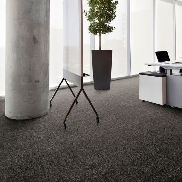 Interface Open Air 418 carpet tile with cement column and rolling white board numéro d’image 1