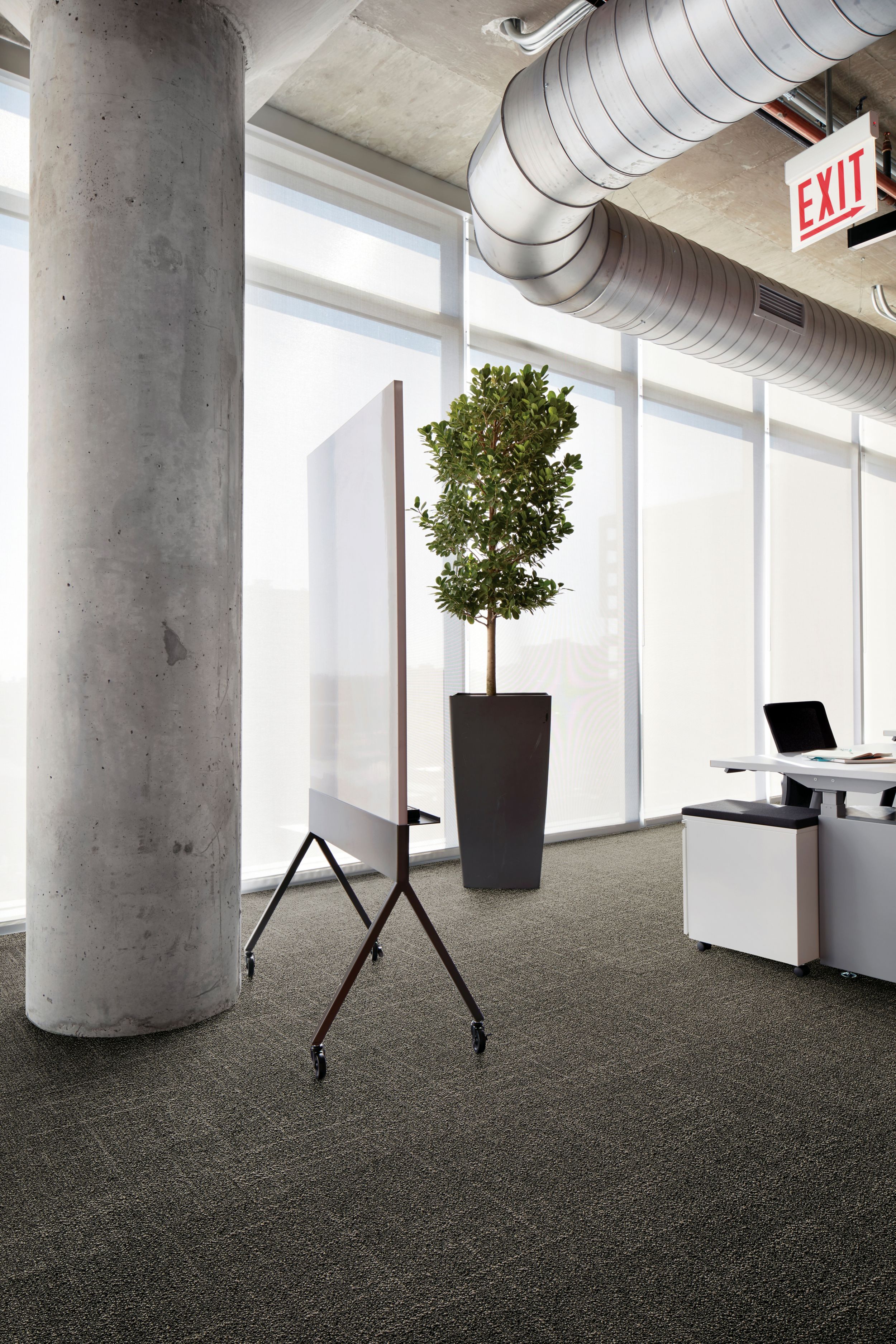 Interface Open Air 418 carpet tile with cement column and rolling white board numéro d’image 1